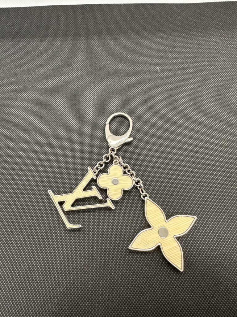 ルイ・ヴィトンのバッグチャームビジューサック・フルール ドゥ エピ