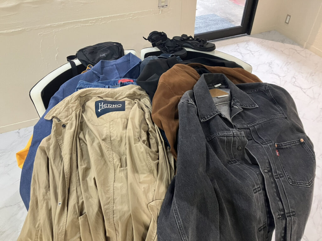 HERNO、Levi’s、ARC’TERYXなど ブランド衣類・バッグ・サンダル計10点