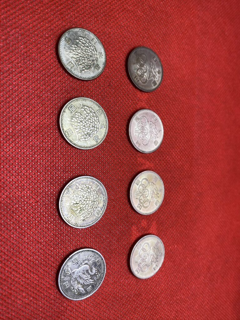 100円　銀貨　8枚